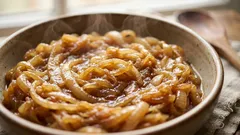 Karmelizowana cebula w kuchence mikrofalowej: koniec z staniem przy kuchence i szorowaniem patelni