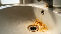 Żółte plamy? Dodaj szczyptę domowego proszku, a zlew będzie jak nowy